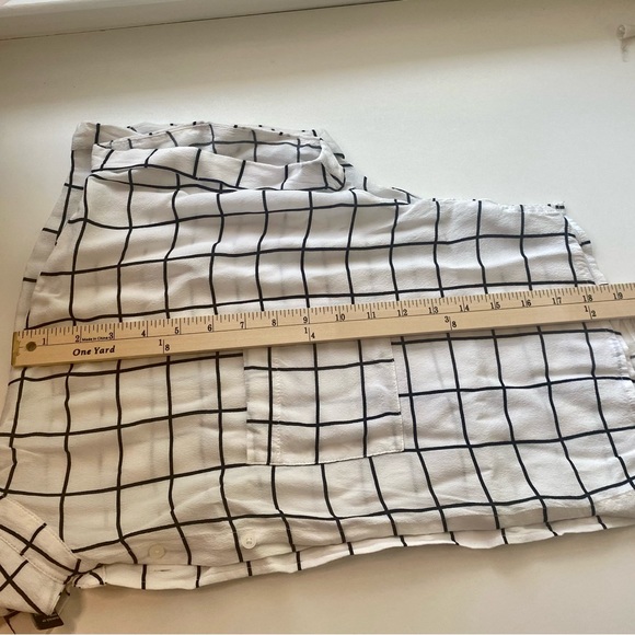 Forever 21 White and Black Crosshatch Button Down Short Sleeve Crop Top Large - Picture 9 of 9